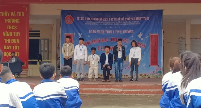 Chương trình giao lưu văn nghệ với đoàn nghệ thuật tình thương của Trung tâm hướng nghiệp dạy nghề hỗ trợ trẻ thiệt thòi. Với chủ đề: "Nhịp cầu cộng đồng".